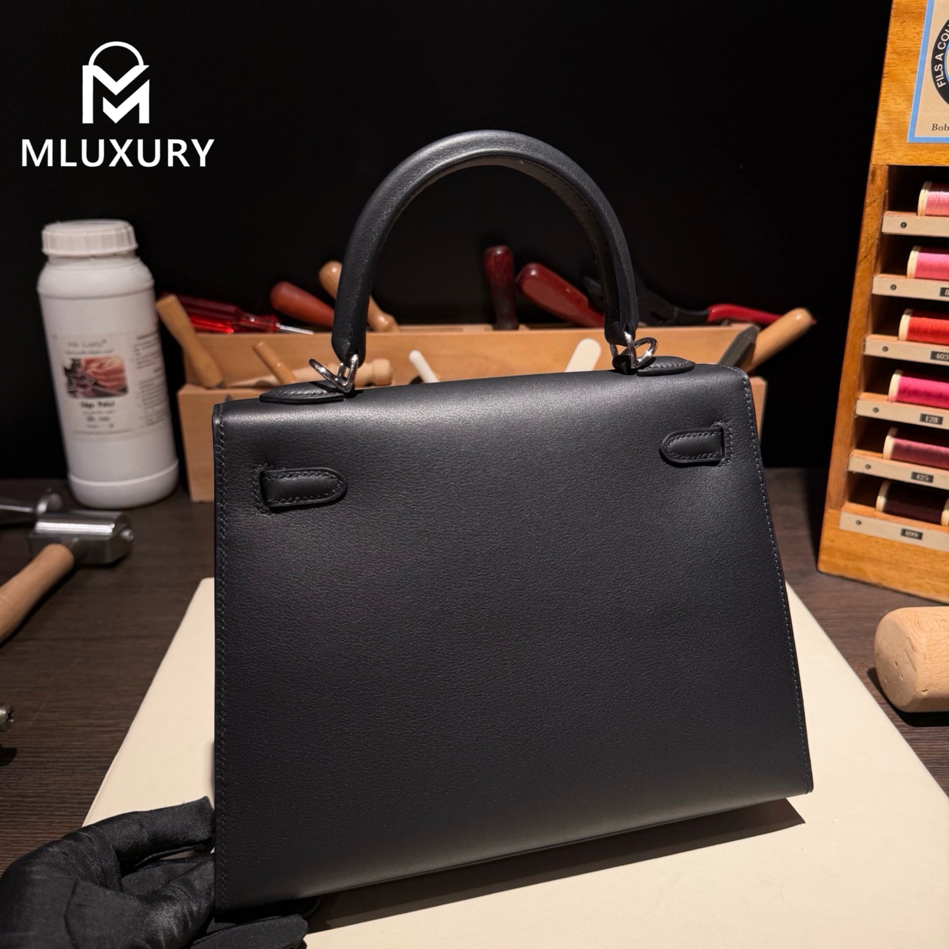 Hermès Kelly 25, Limited edition with embroidered green crocodile emblem, Black, Silver hardware