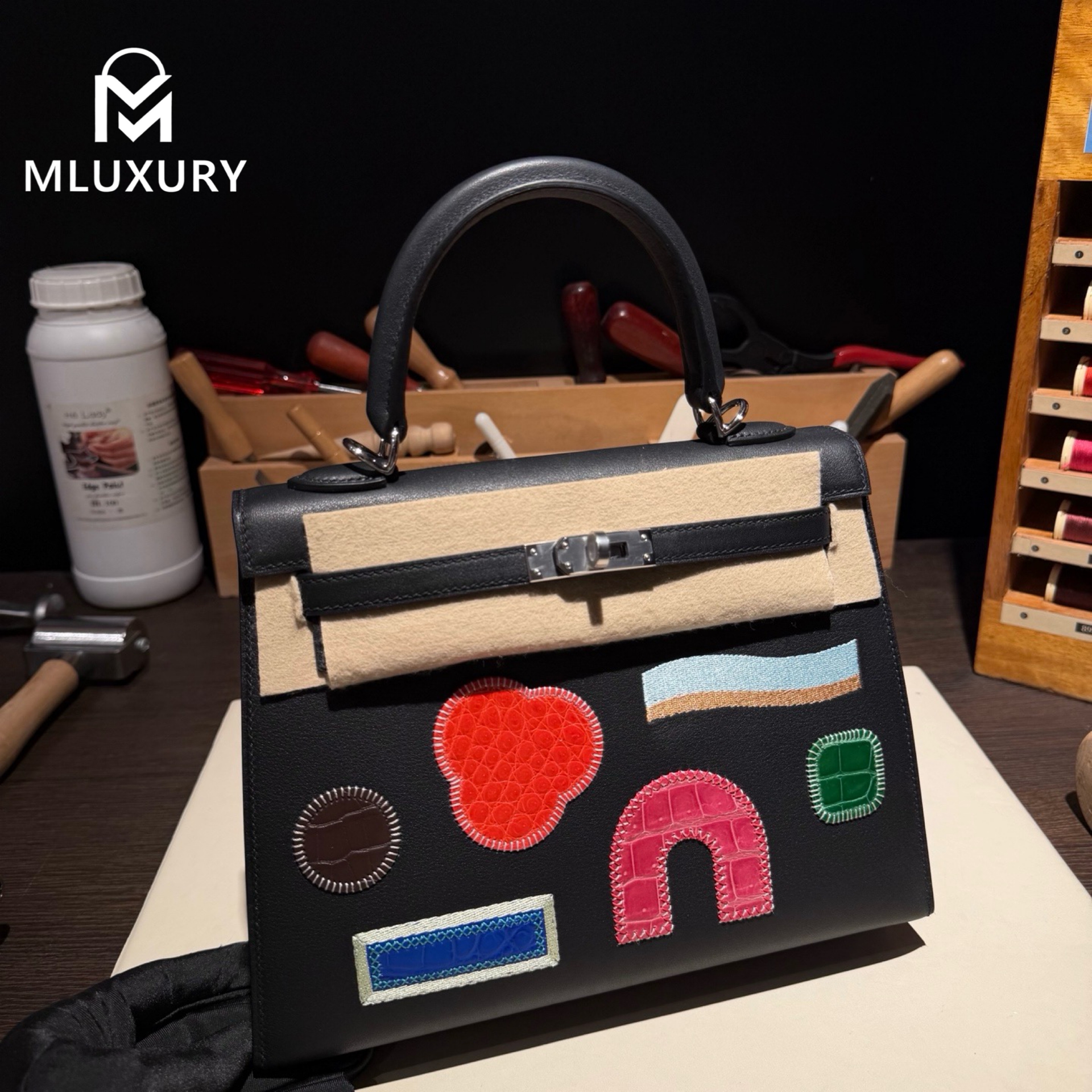 Hermès Kelly 25,Limited edition with embroidered pink crocodile emblem, Black, Silver hardware