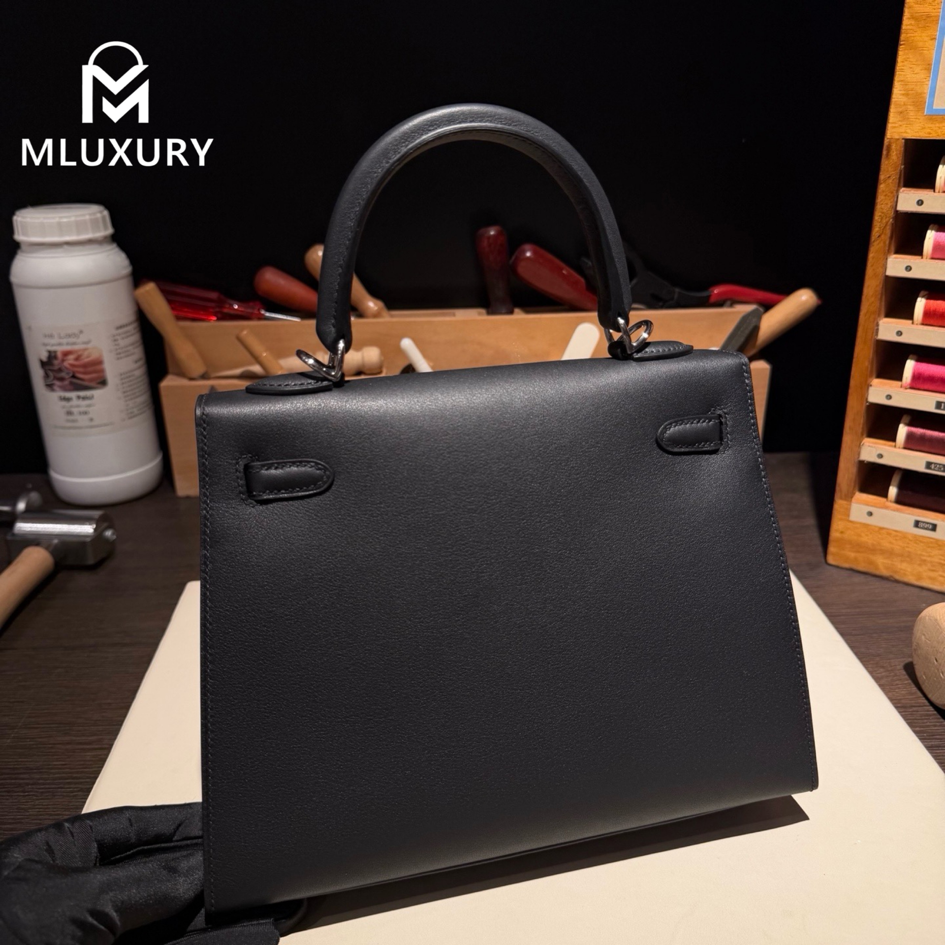 Hermès Kelly 25,Limited edition with embroidered pink crocodile emblem, Black, Silver hardware