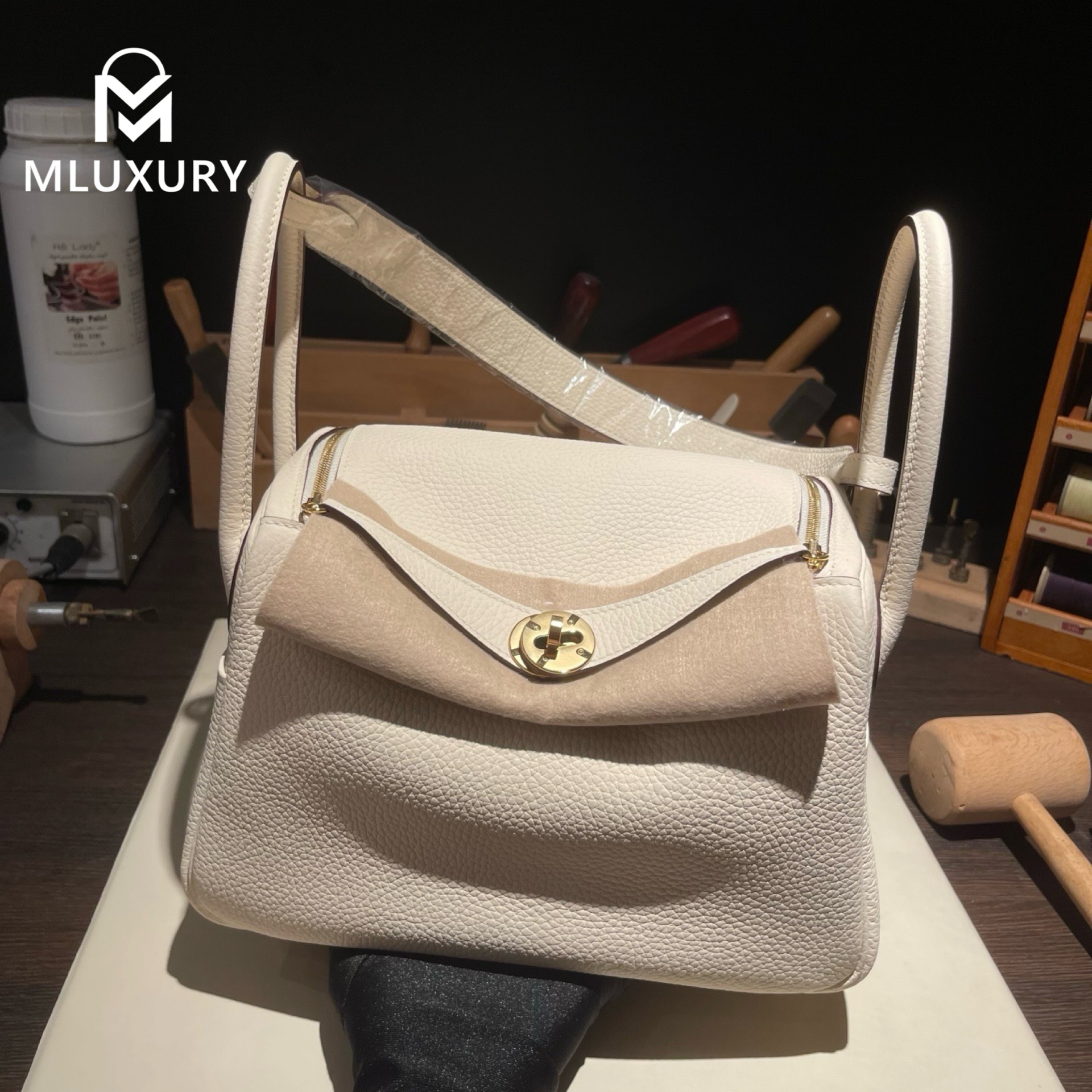 Hermès Lindy 26, made in France, Remy Carriat TC leather, Nata cream white, gold hardware