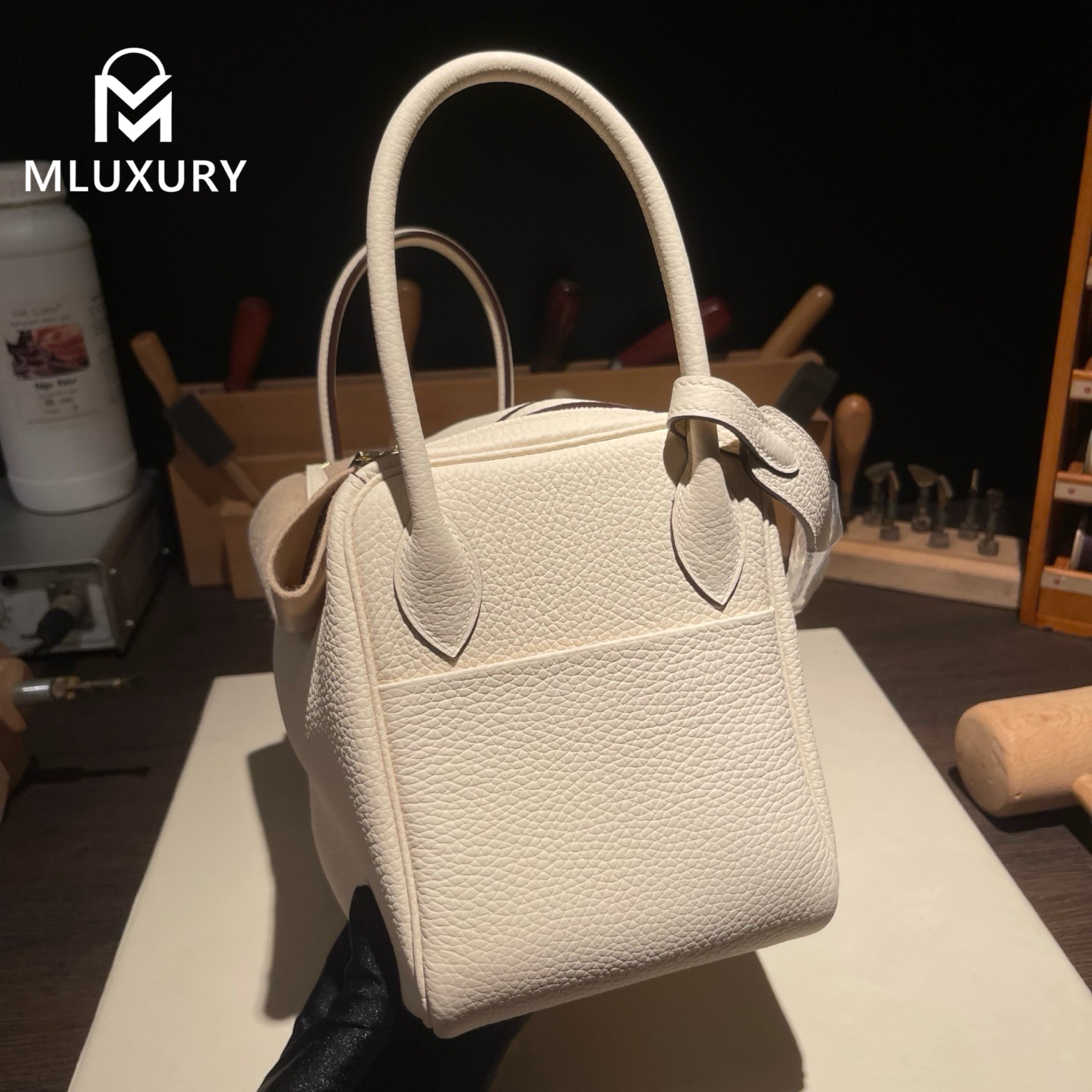 Hermès Lindy 26, made in France, Remy Carriat TC leather, Nata cream white, gold hardware
