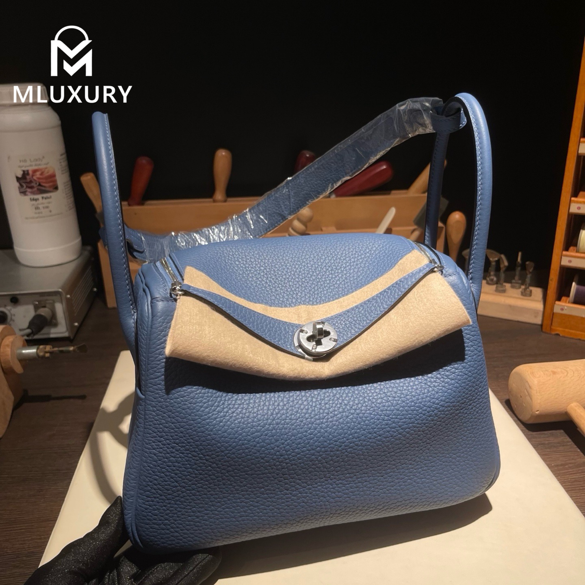 Hermès Lindy 26, Made in France, Remy Carriat TC leather, Light blue, Silver hardware