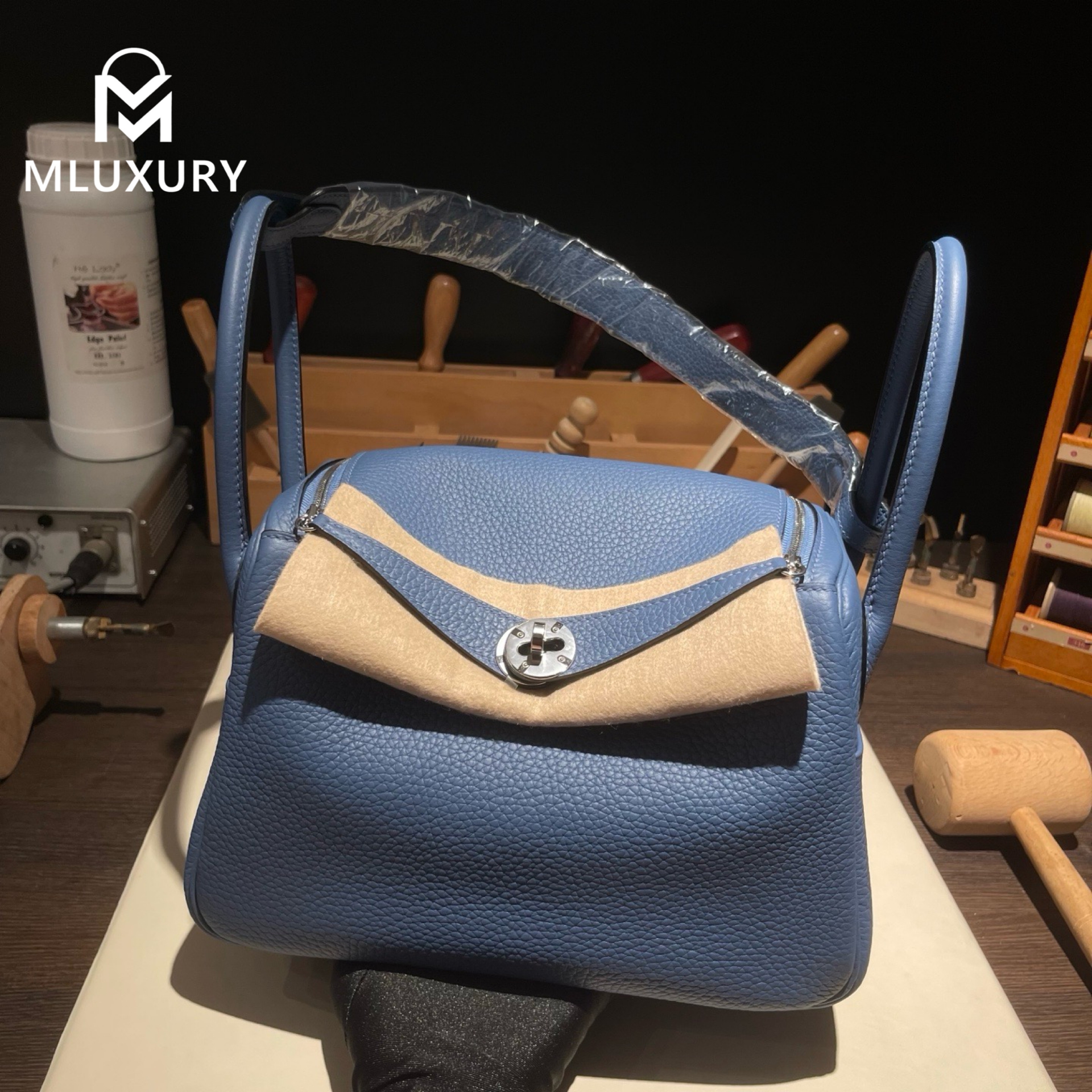 Hermès Lindy 26, Made in France, Remy Carriat TC leather, Light blue, Silver hardware