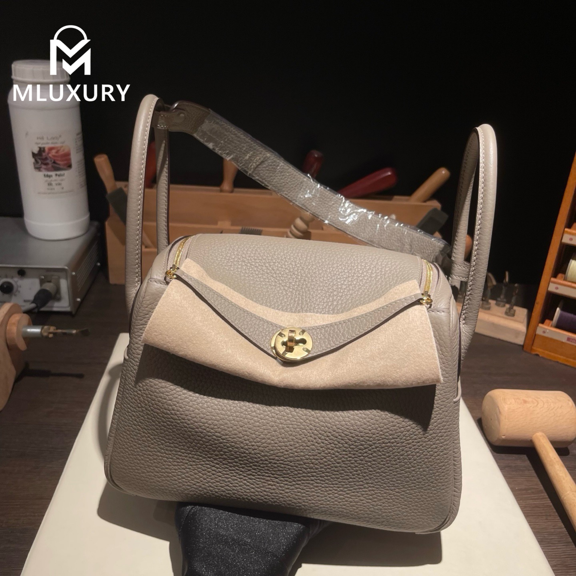 Hermès Lindy 26, French factory-made Remy Carriat TC leather, M8 Asphalt Grey, gold hardware