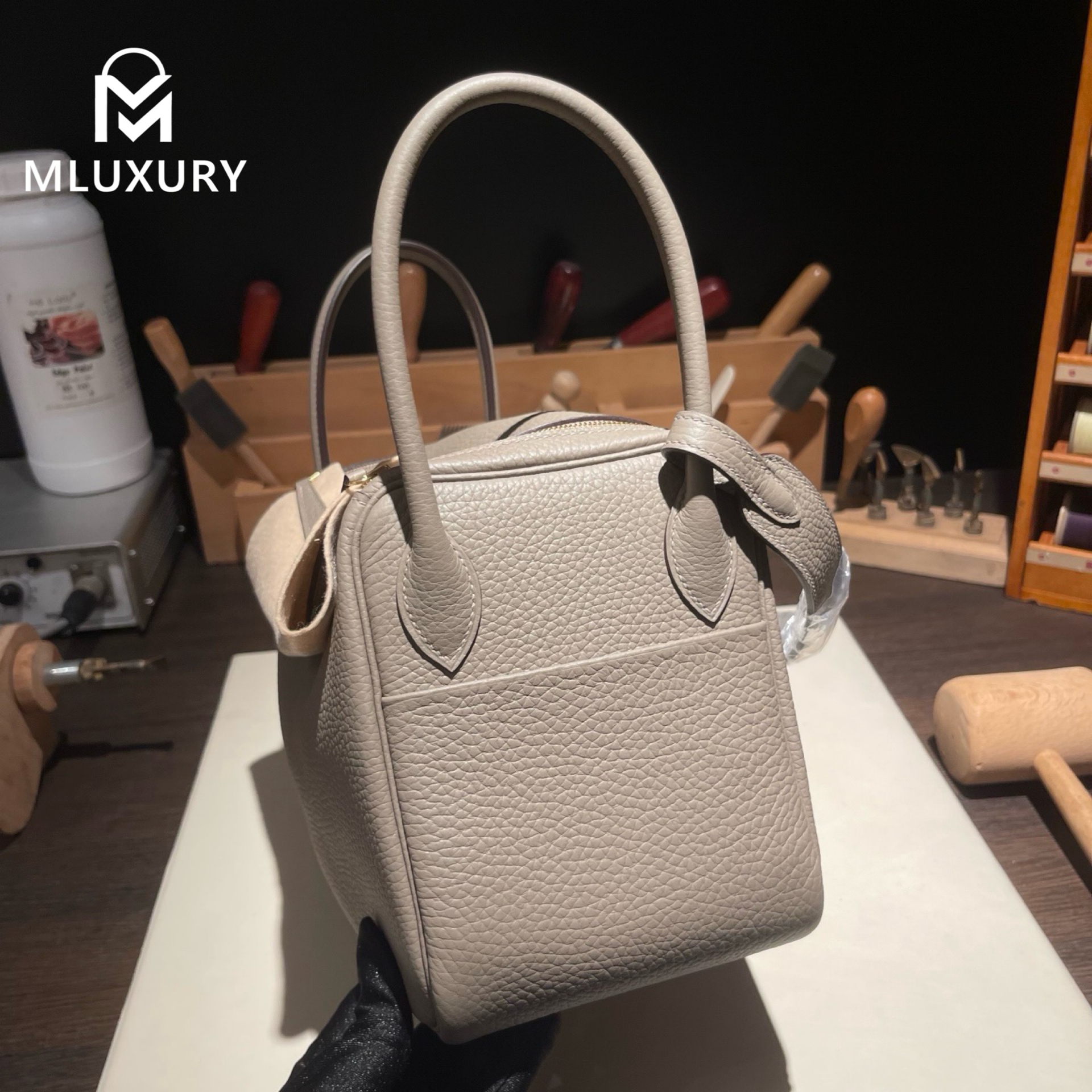 Hermès Lindy 26, French factory-made Remy Carriat TC leather, M8 Asphalt Grey, gold hardware