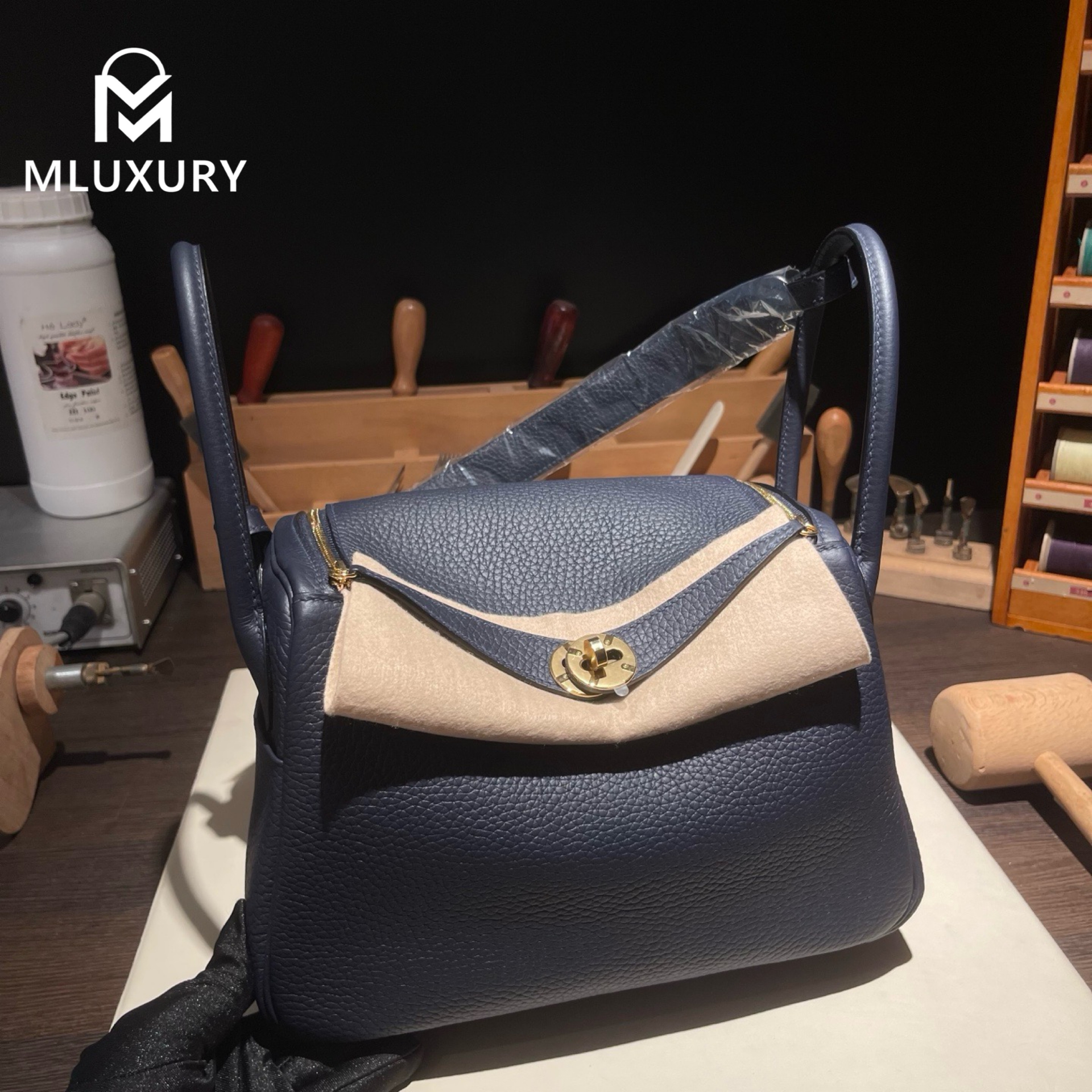 Hermès Lindy 26, French factory-made Remy Carriat TC leather, midnight blue, gold hardware