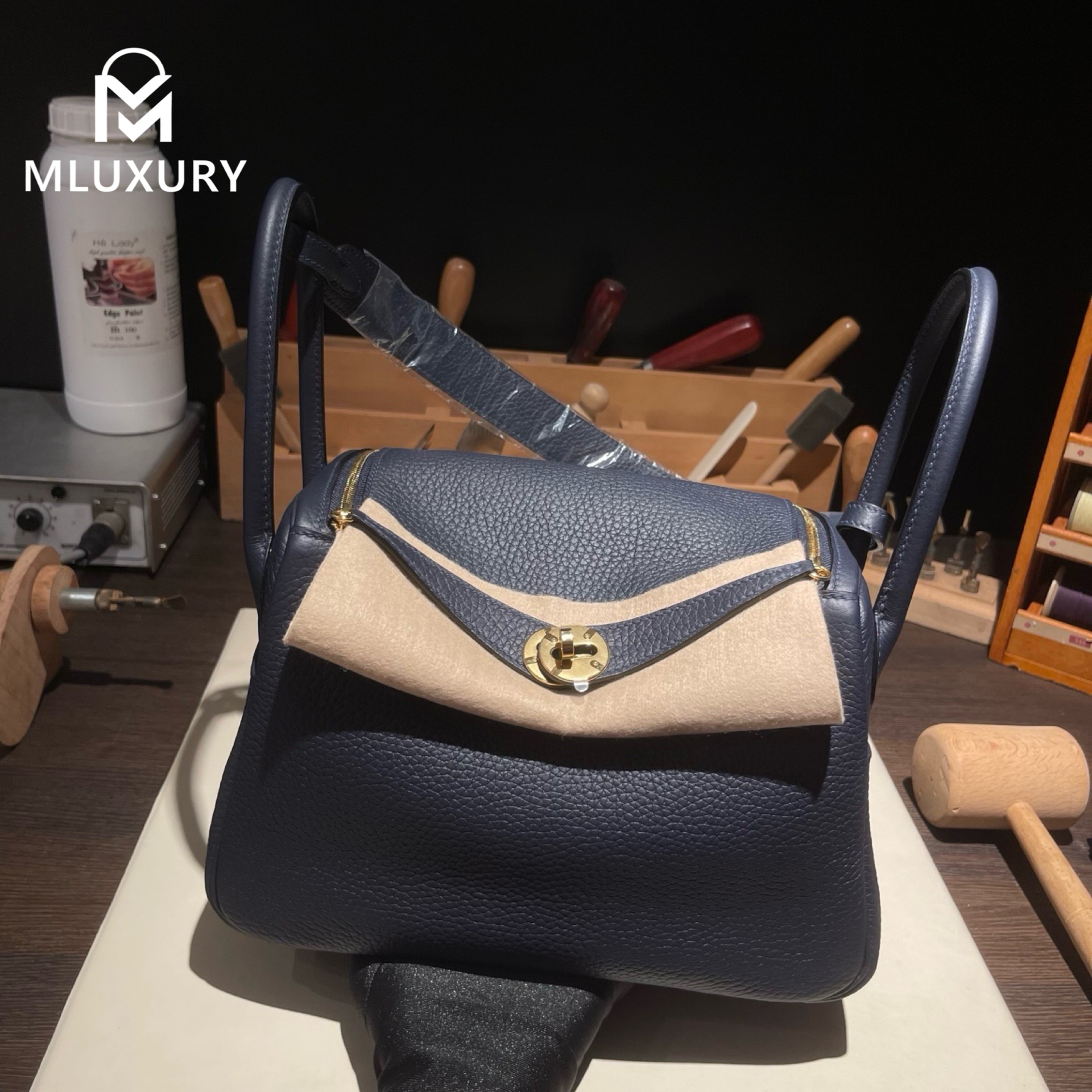 Hermès Lindy 26, French factory-made Remy Carriat TC leather, midnight blue, gold hardware