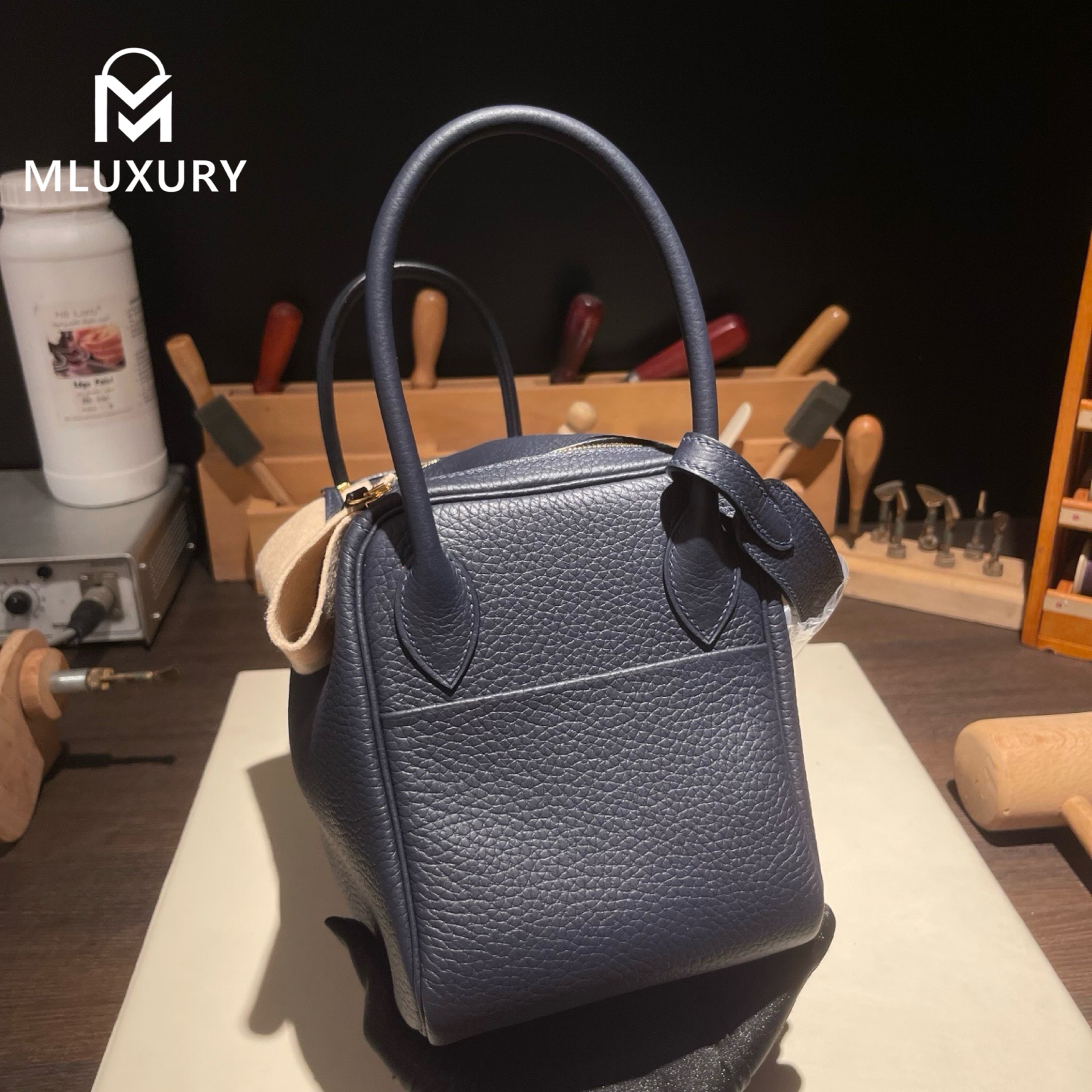Hermès Lindy 26, French factory-made Remy Carriat TC leather, midnight blue, gold hardware