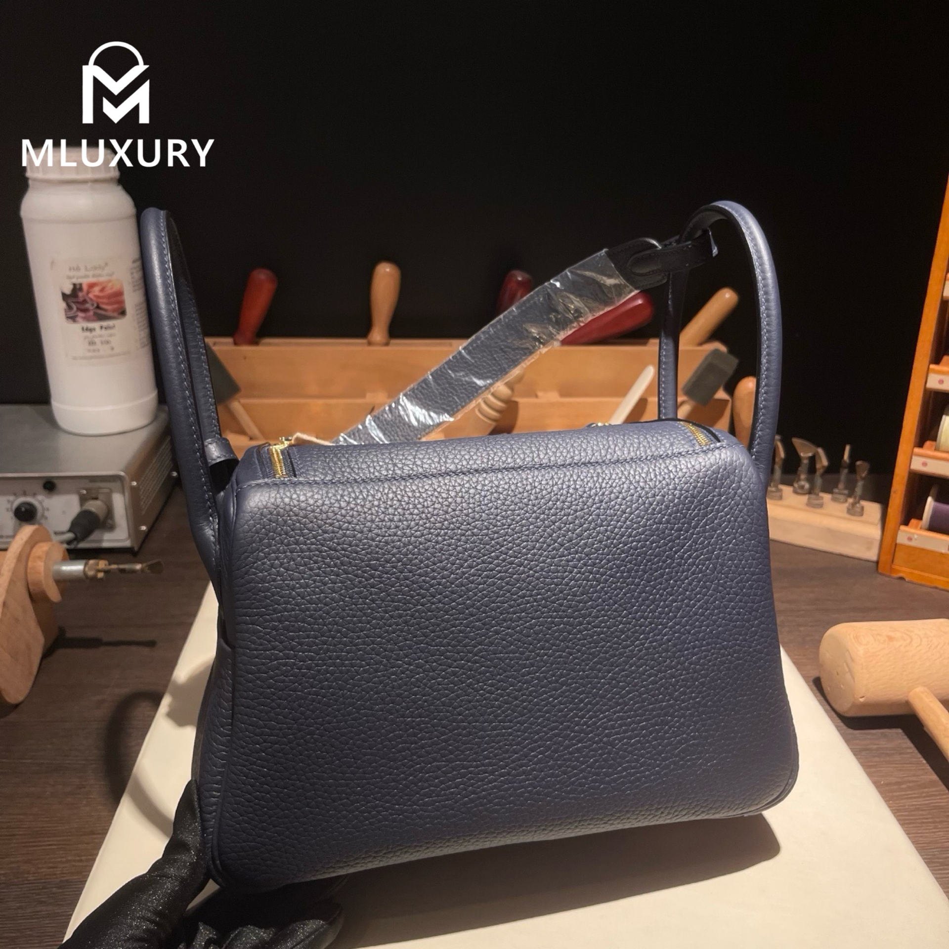Hermès Lindy 26, French factory-made Remy Carriat TC leather, midnight blue, gold hardware