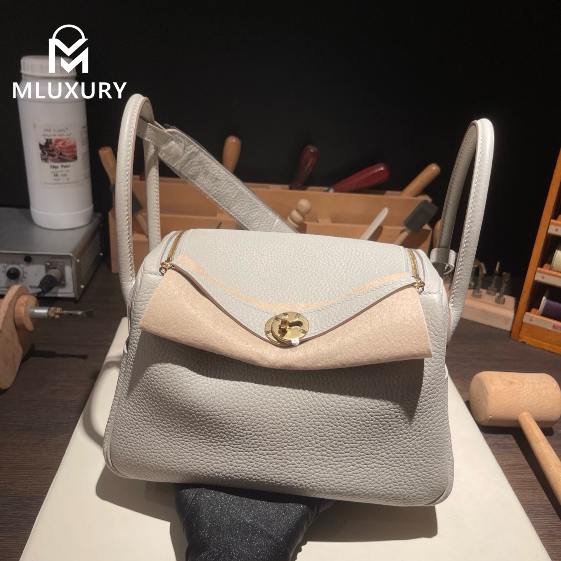Hermès Lindy 26, French factory genuine Remy Carriat TC leather, Glacier White, Gold hardware