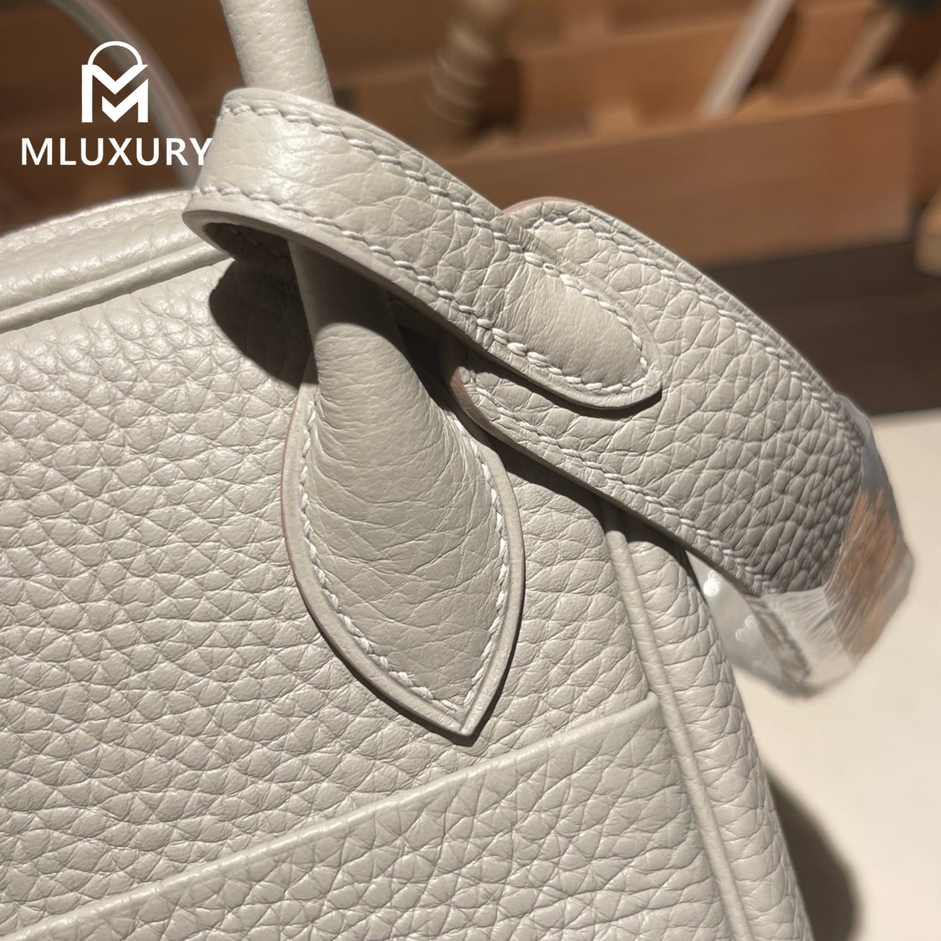 Hermès Lindy 26, French factory genuine Remy Carriat TC leather, Glacier White, Gold hardware