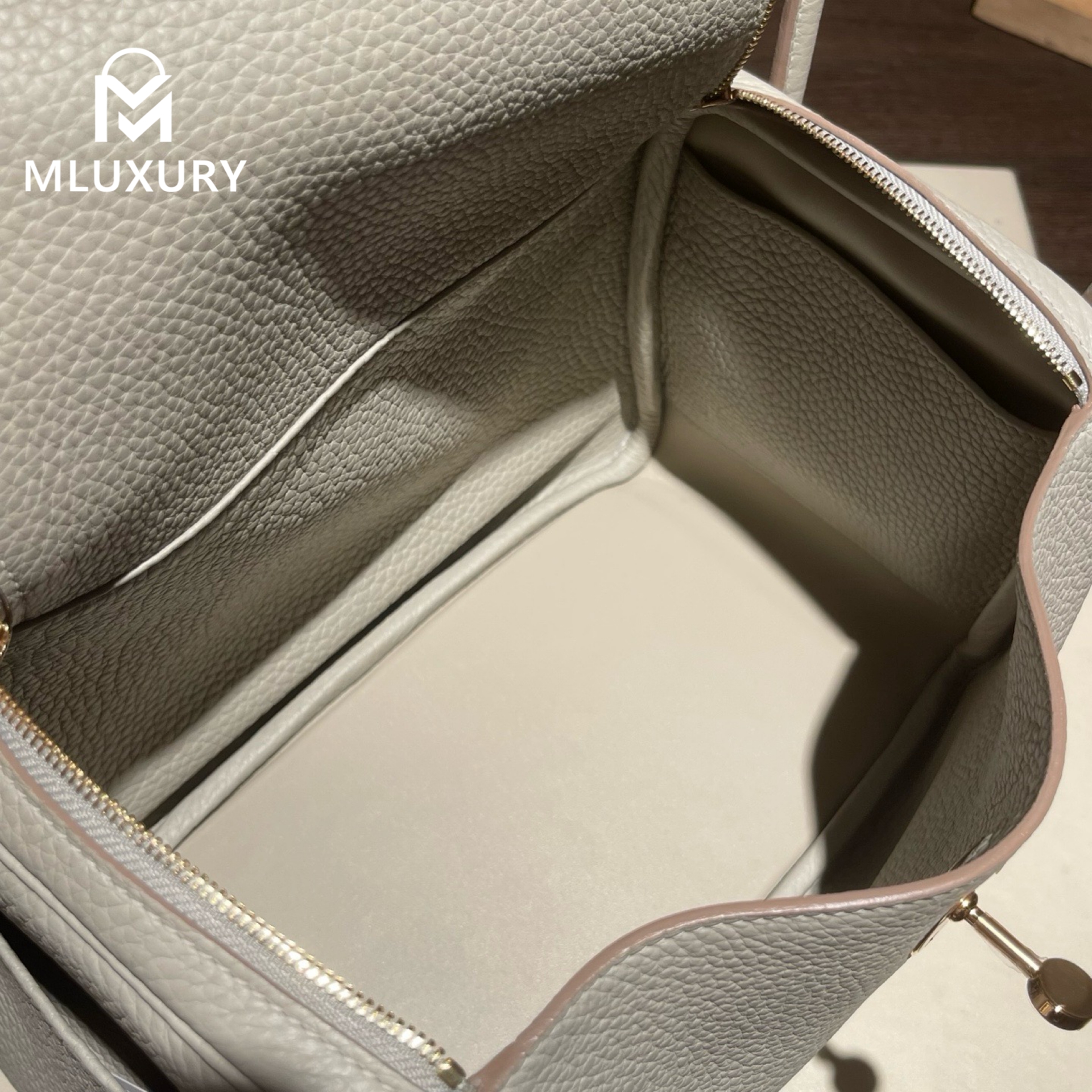 Hermès Lindy 26, French factory genuine Remy Carriat TC leather, Glacier White, Gold hardware