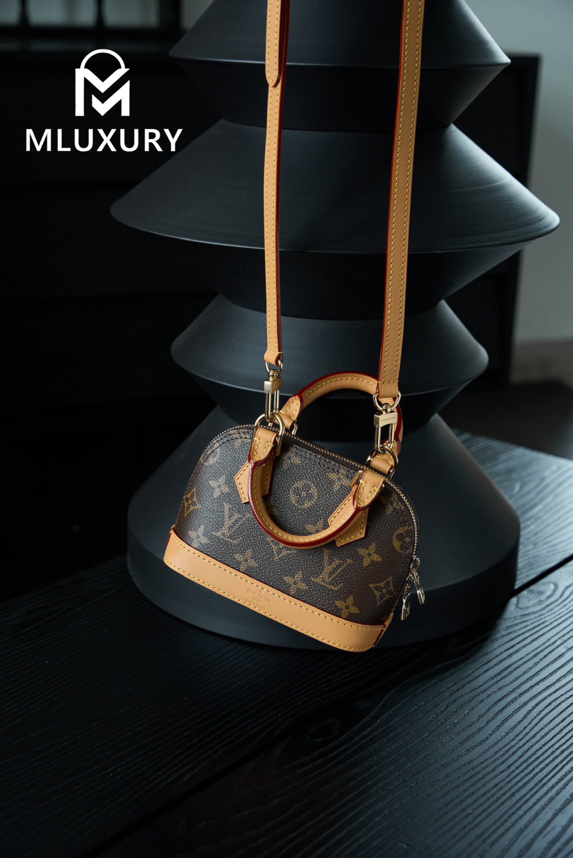 LOUIS VUITTON Alma nano seashell