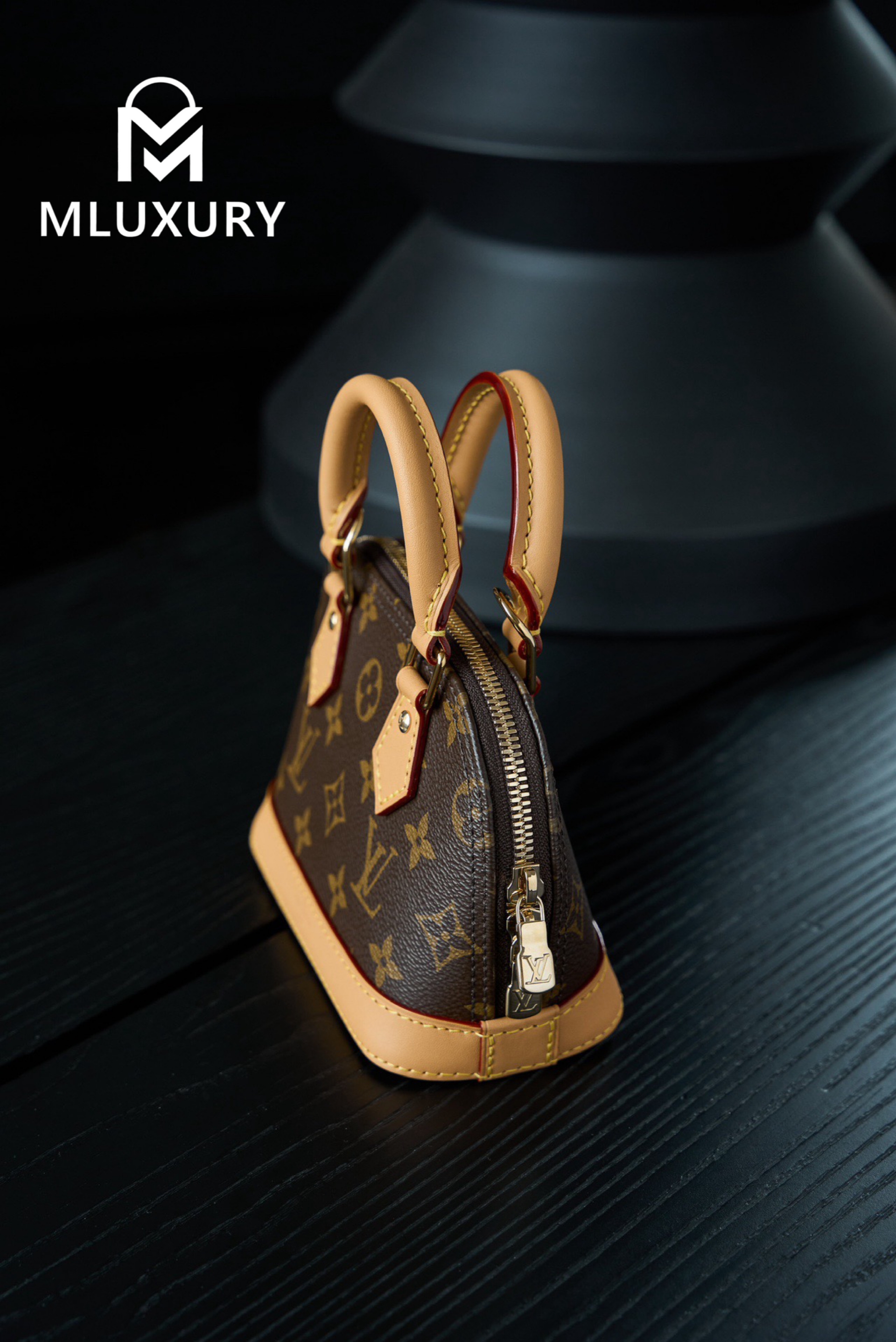 LOUIS VUITTON Alma nano seashell