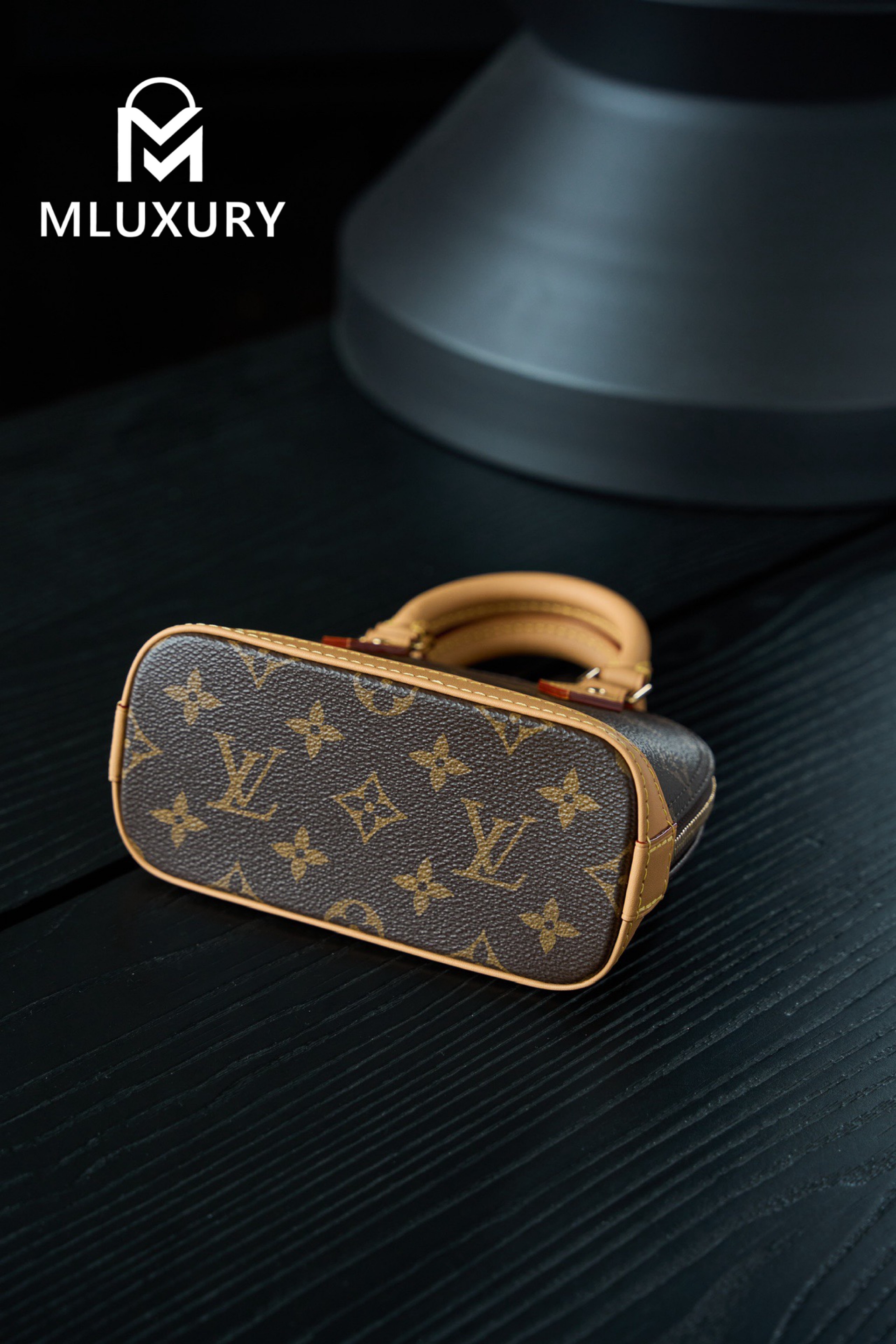 LOUIS VUITTON Alma nano seashell