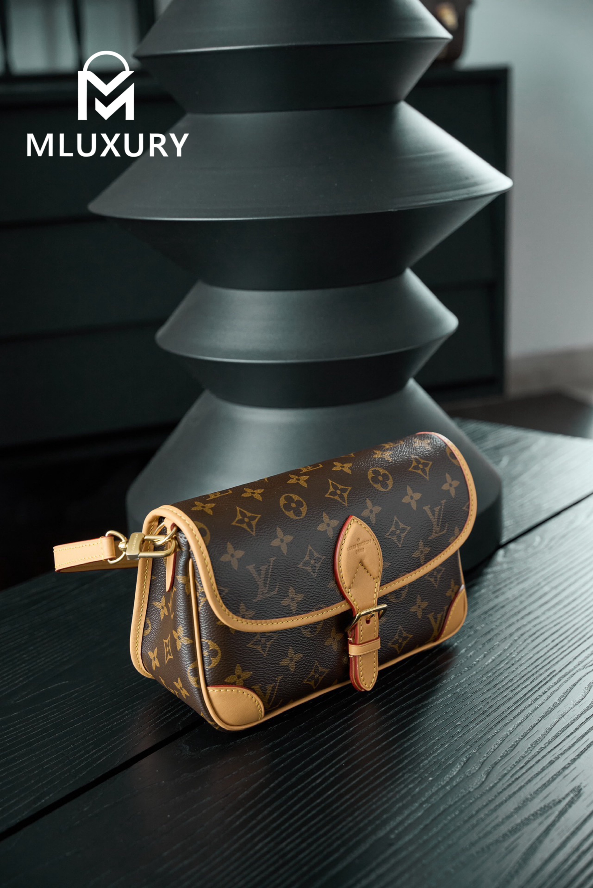 LOUIS VUITTON DIANE BLACK