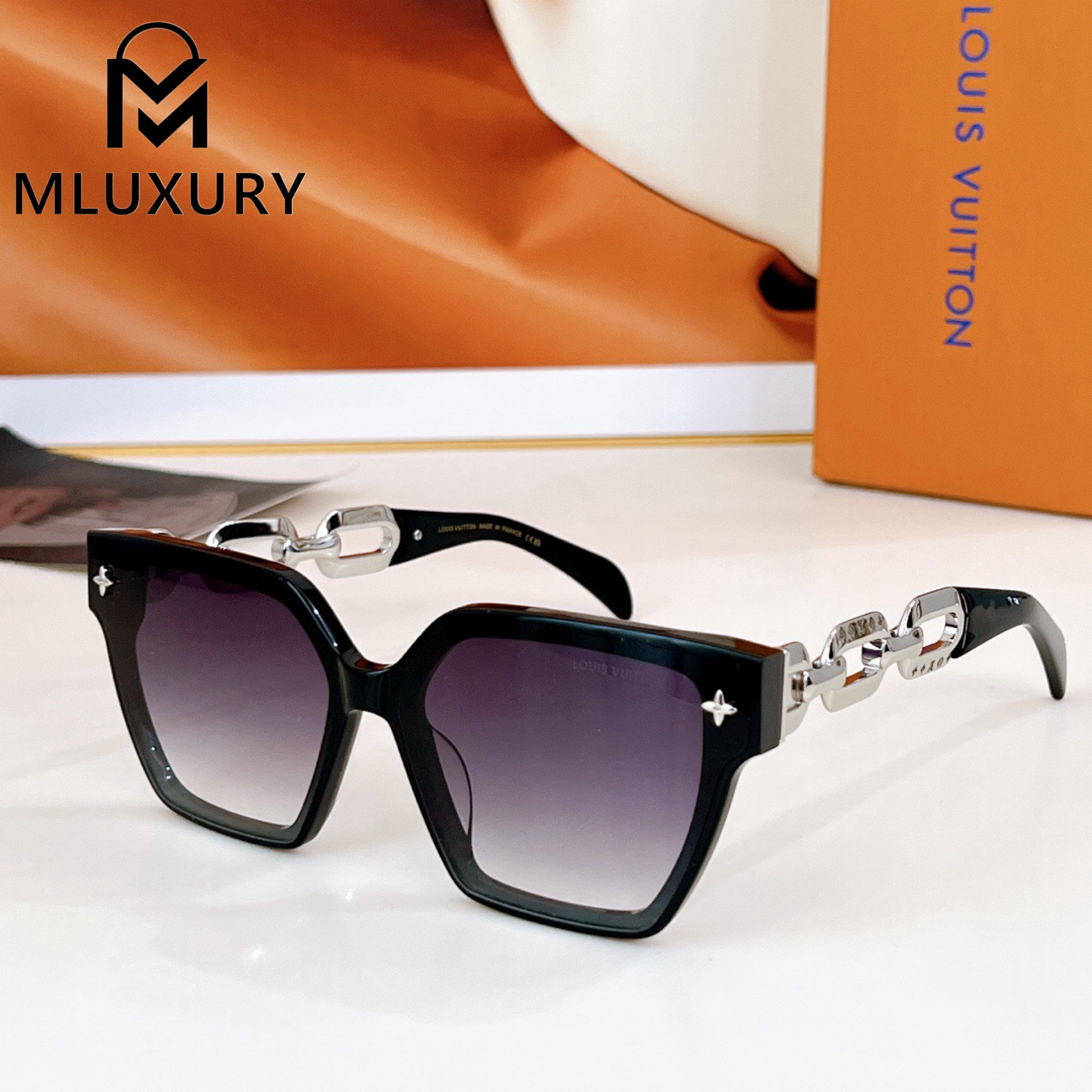 LOUIS VUITTON Z2039U