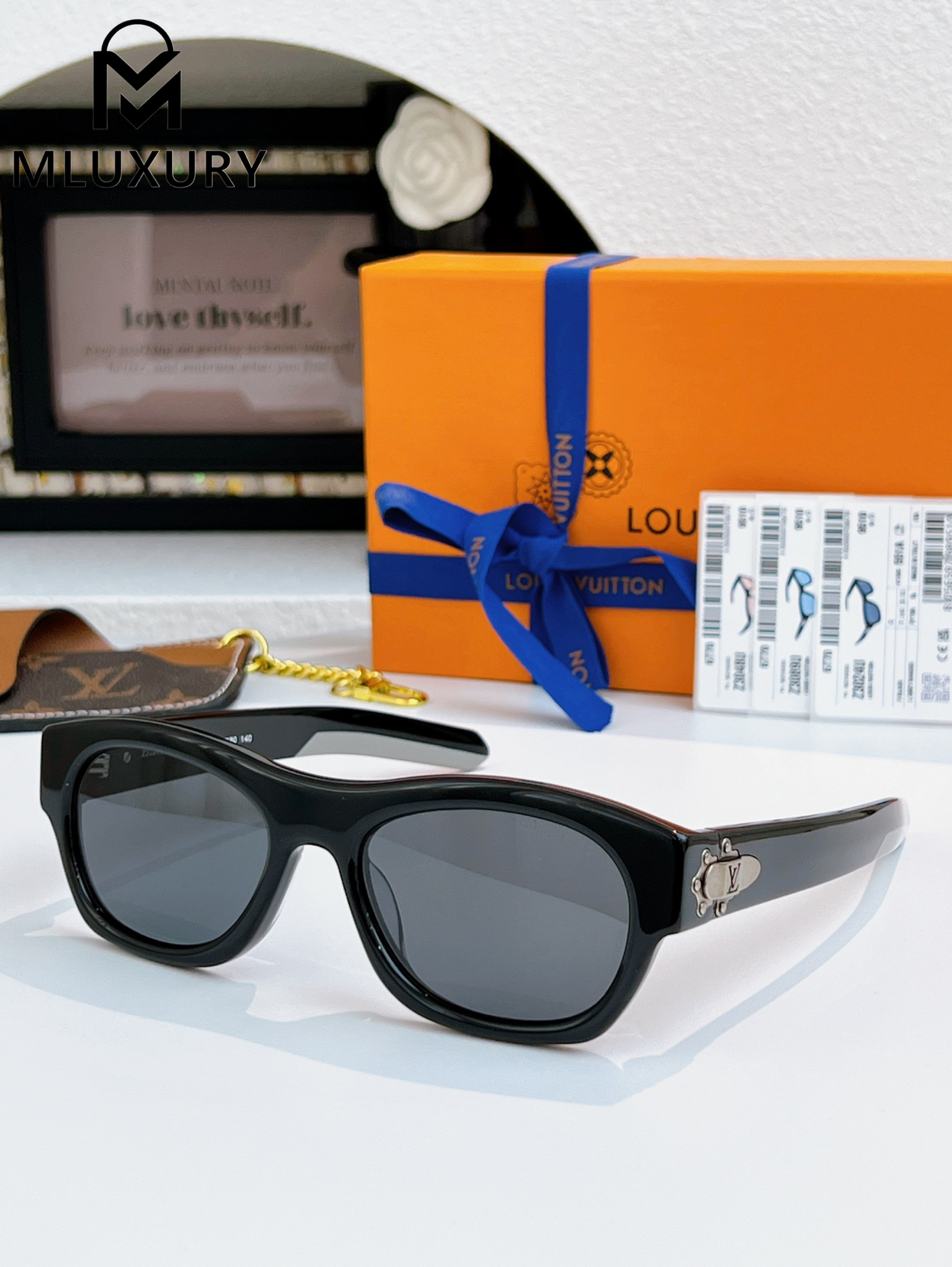 LOUIS VUITTON Z3024U