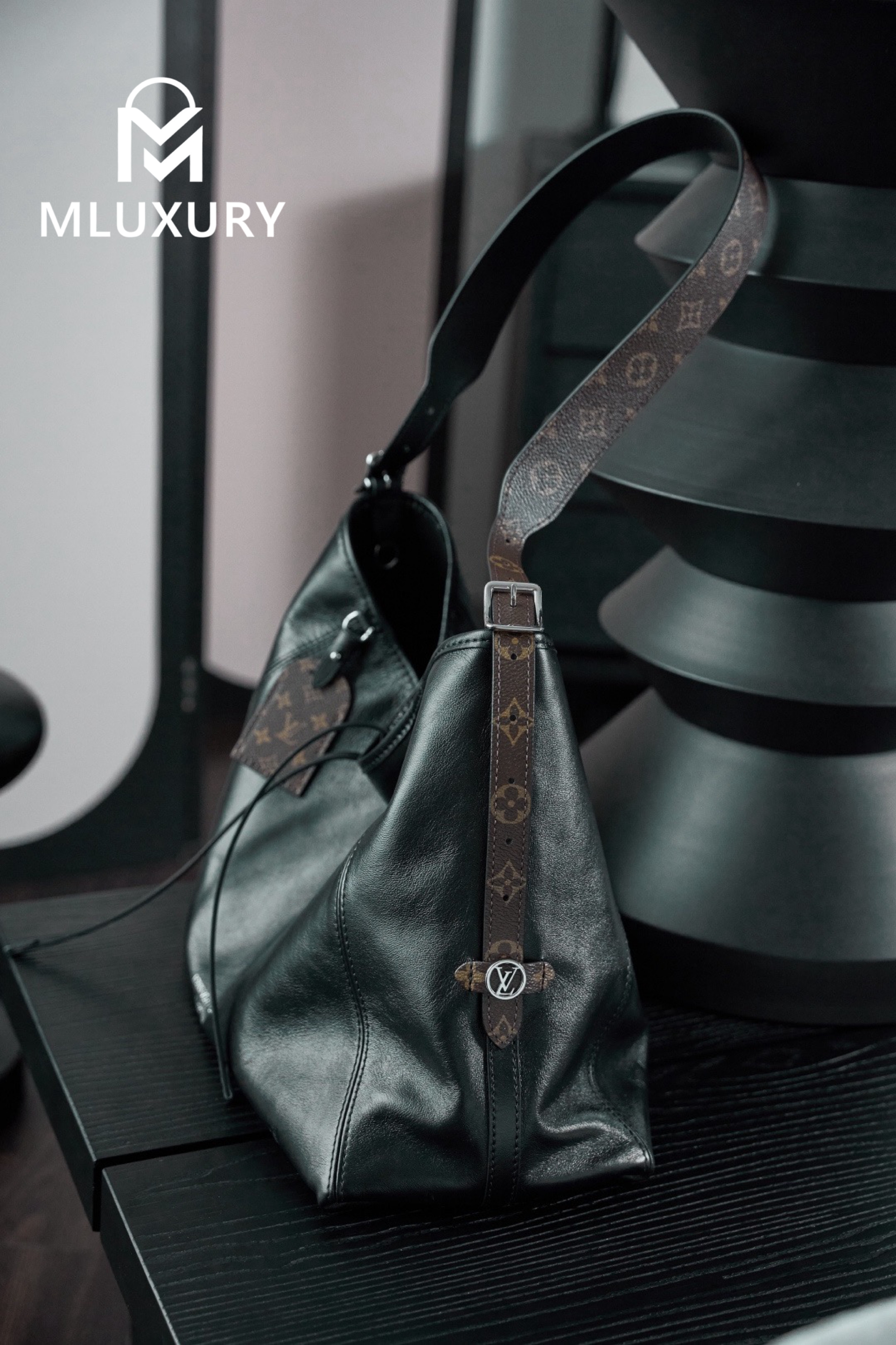 LOUIS VUITTON CARRYALL DARK Medium Handbag