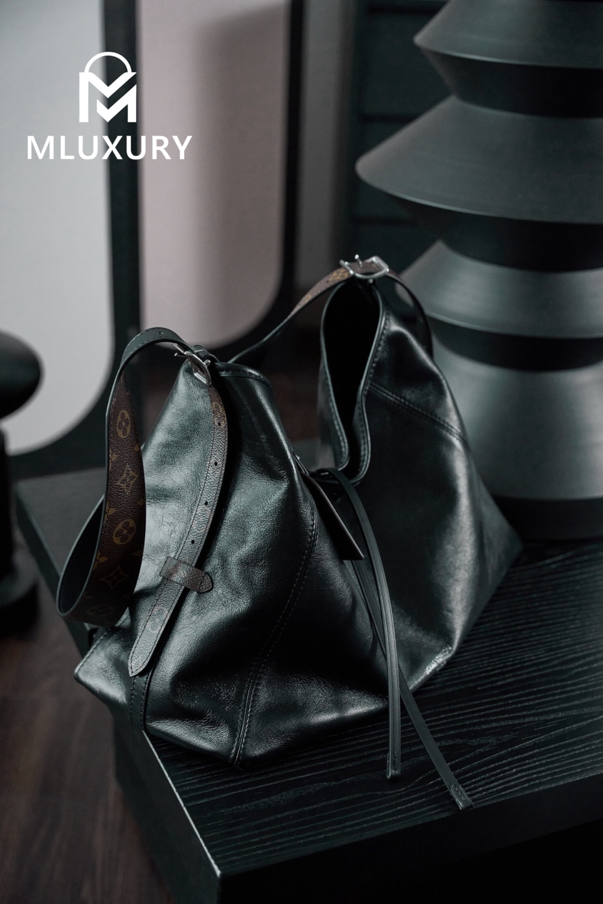 LOUIS VUITTON CARRYALL DARK Medium Handbag