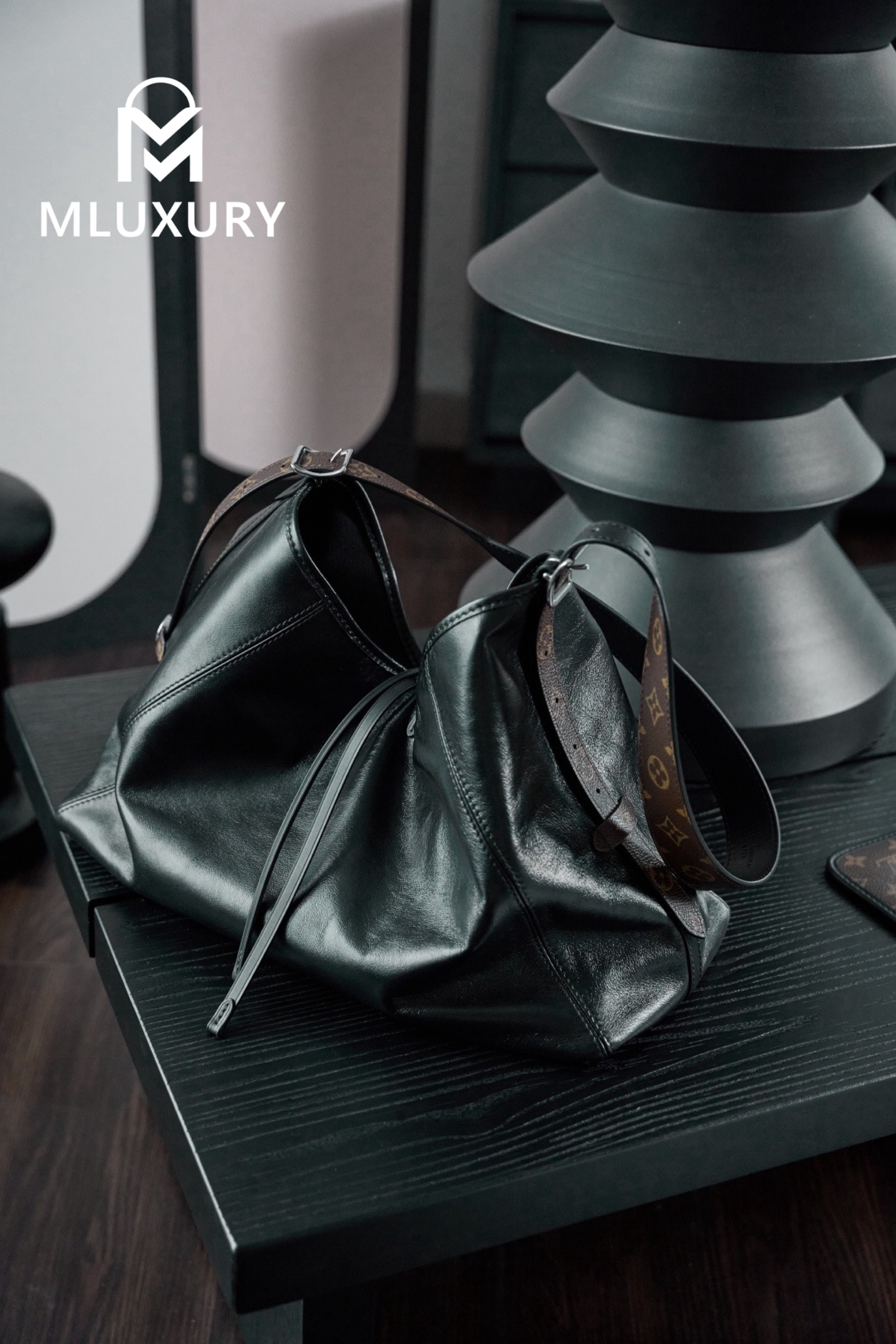 LOUIS VUITTON CARRYALL DARK Medium Handbag