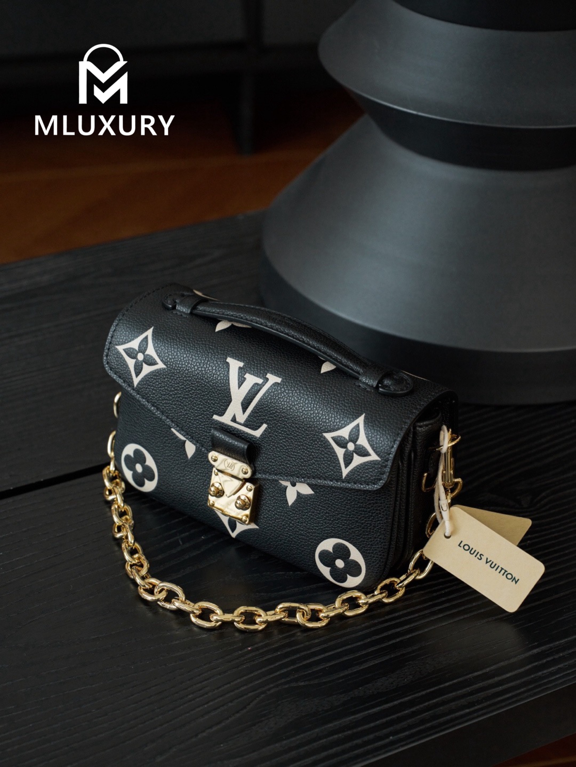 LOUIS VUITTON POCHETTE METIS EAST WEST, Black