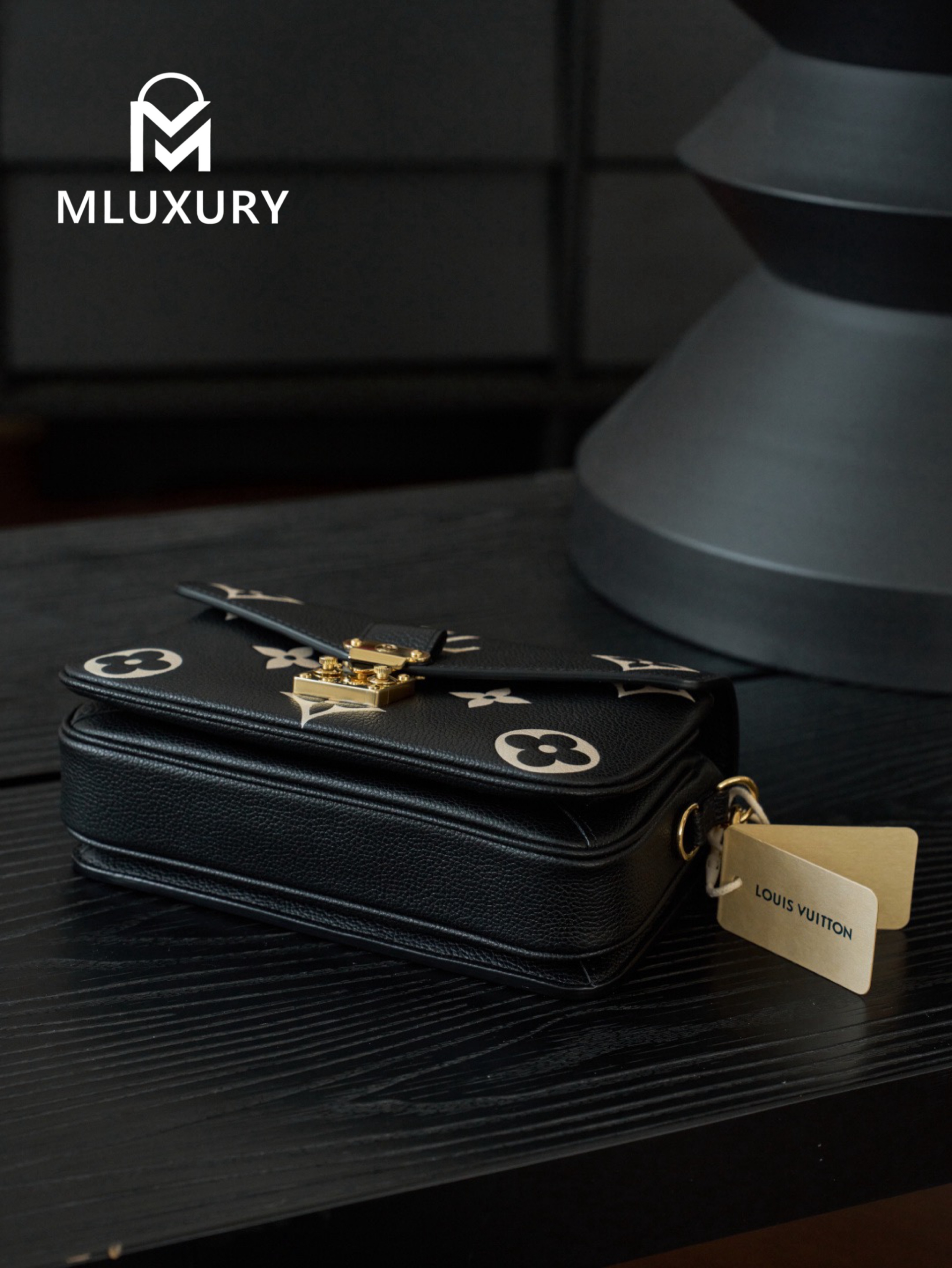 LOUIS VUITTON POCHETTE METIS EAST WEST, Black