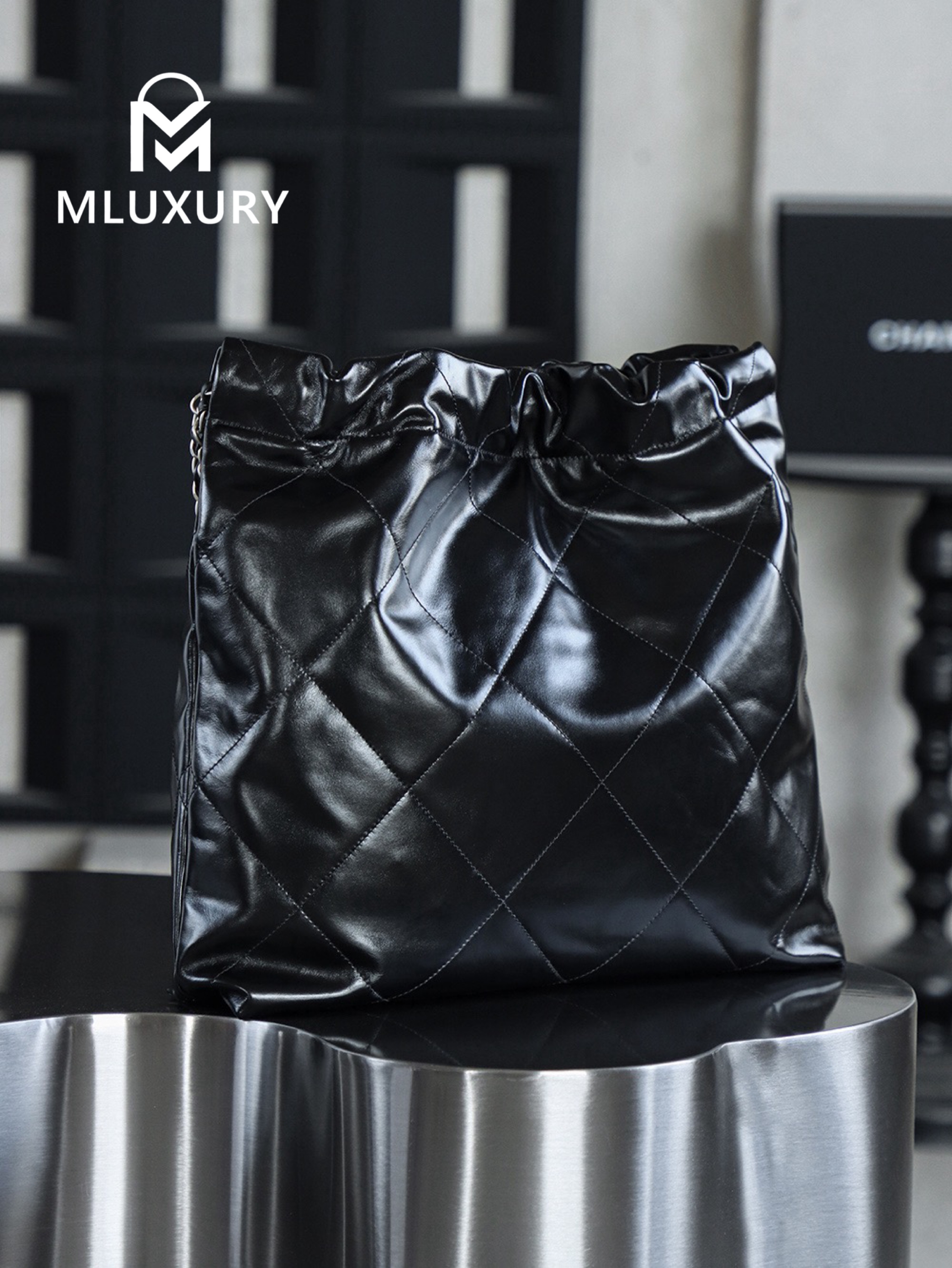 CHANEL 22 BAG (Medium), Black&Silver