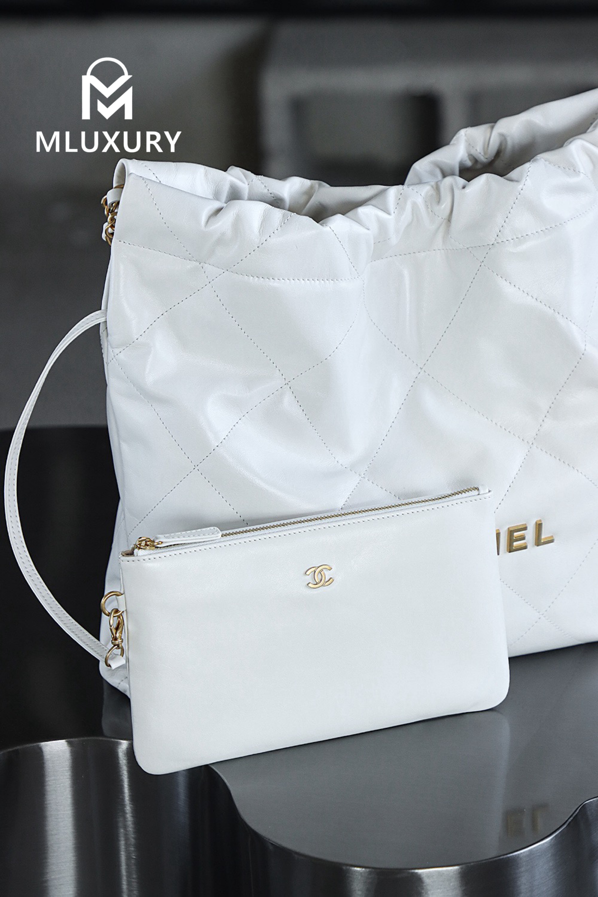 CHANEL 22 BAG (Medium), White&Gold