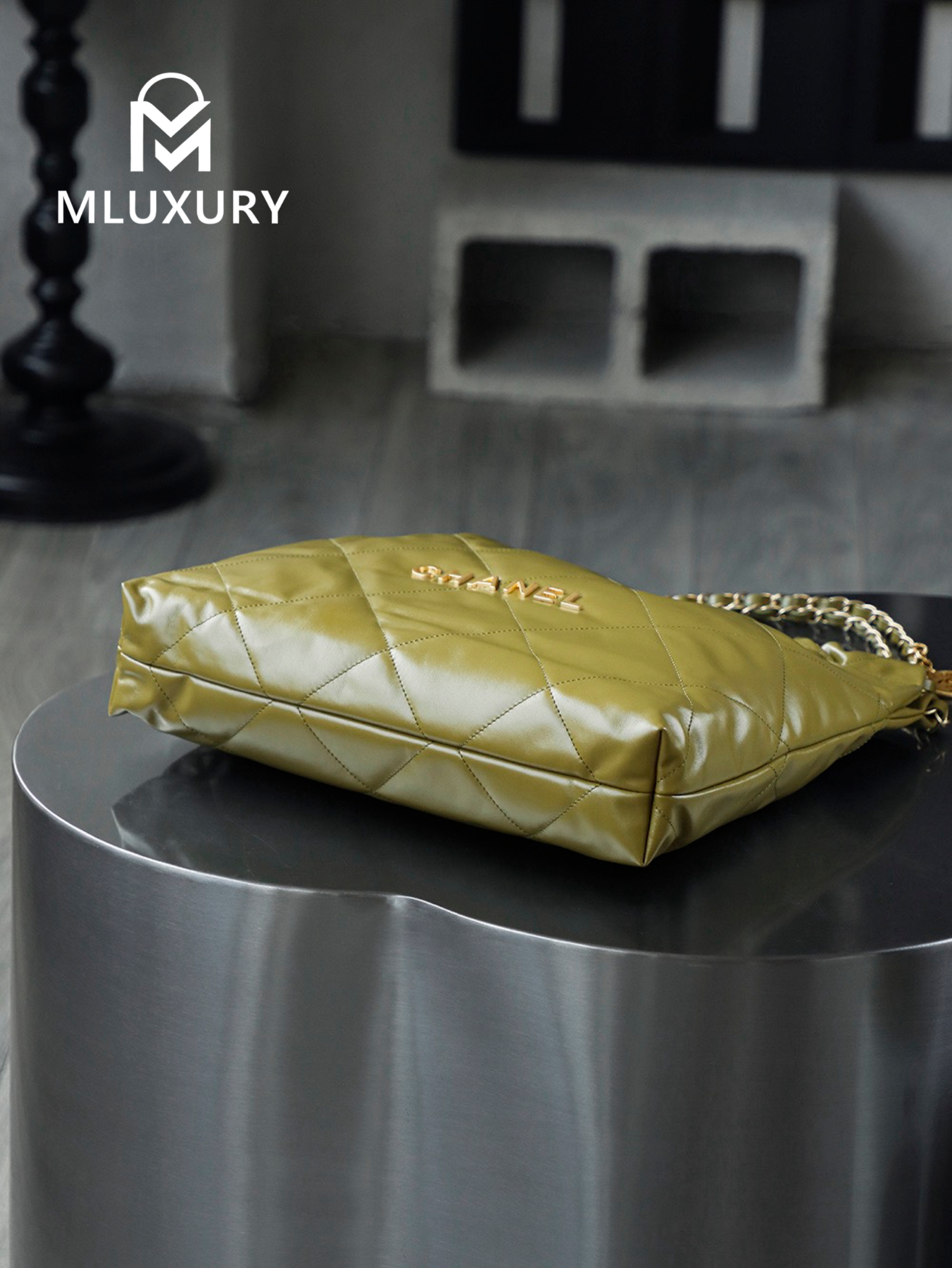CHANEL 22 BAG (Medium), Green&Gold