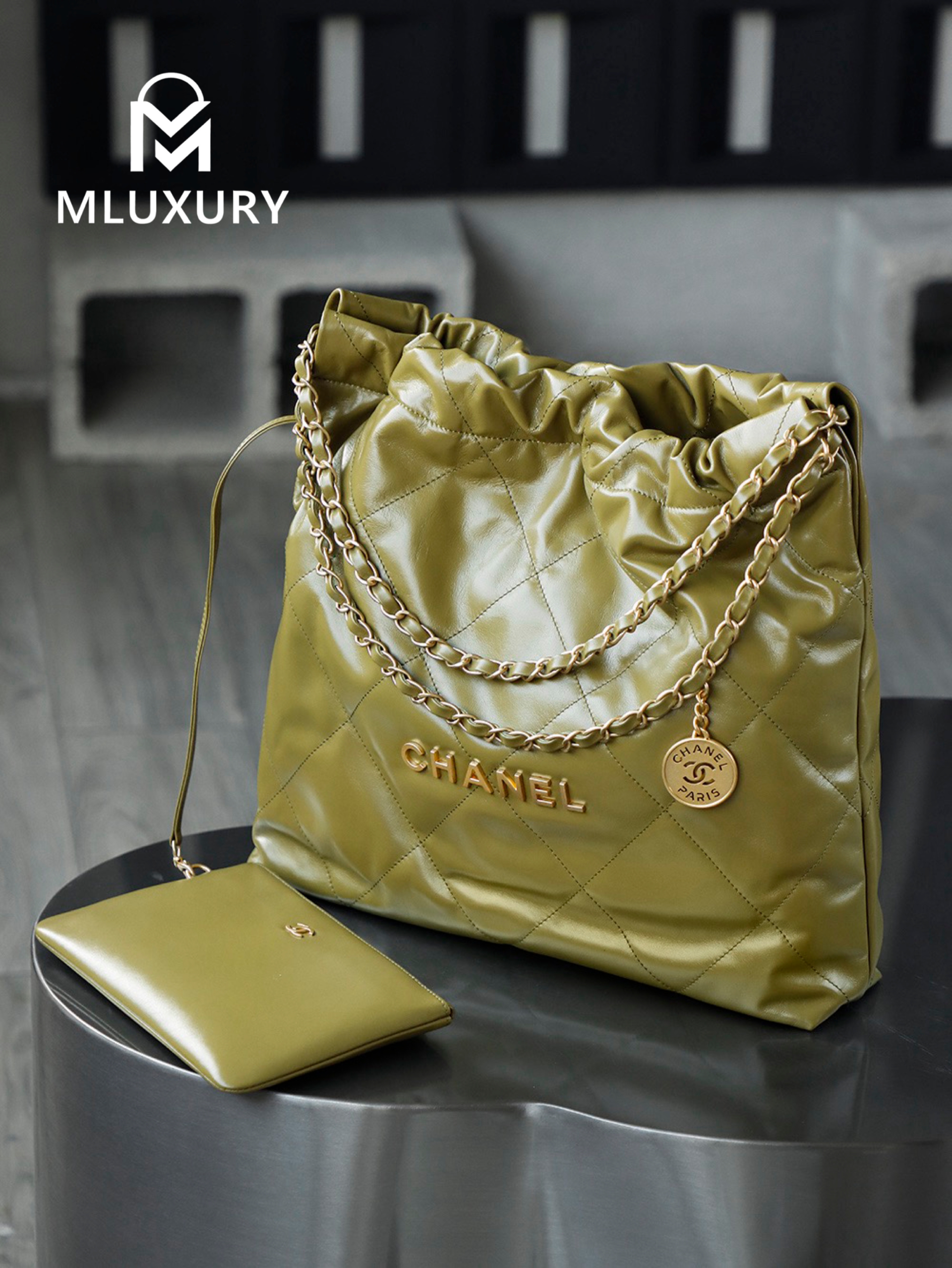 CHANEL 22 BAG (Medium), Green&Gold