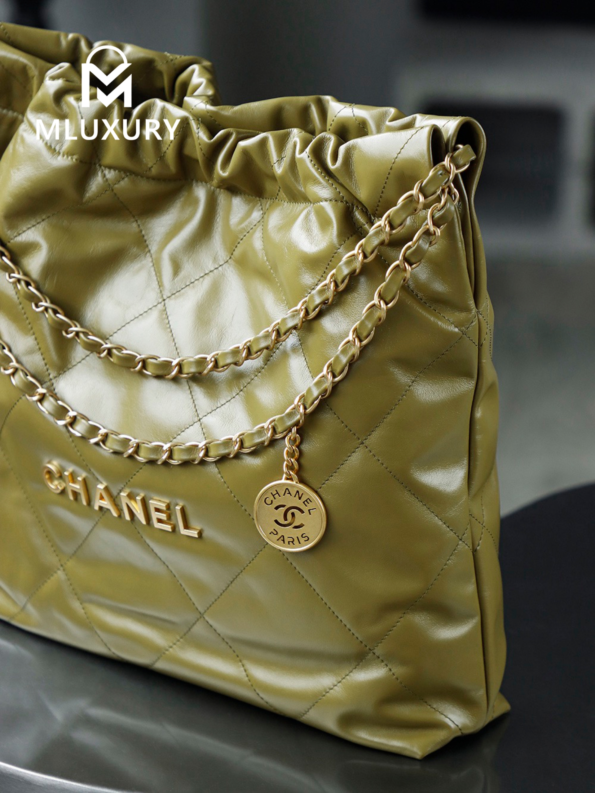 CHANEL 22 BAG (Medium), Green&Gold